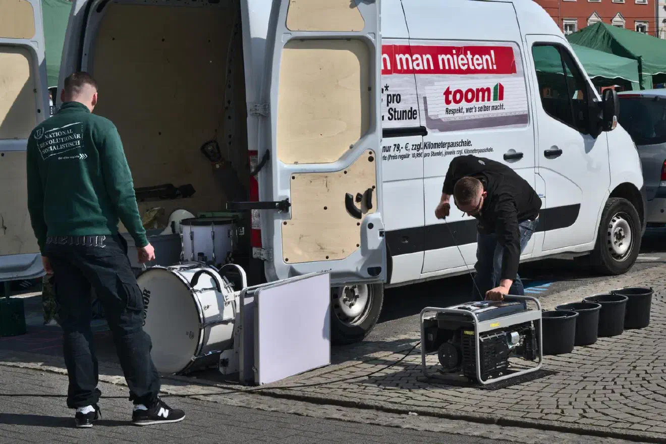 Zu Beginn mussten noch einige technische Probleme umschifft werden. Hier startet der Stadtrat aus Plauen, Tony Gentsch, den Generator neu.