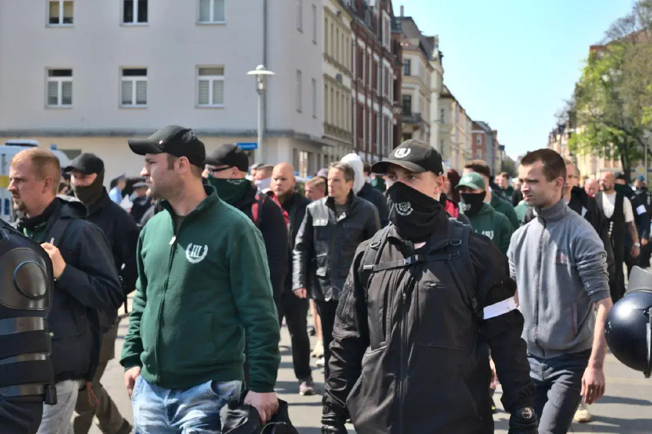 Während der Anreise griffen Mitglieder der neonazistischen Partei Personen an. Dabei flogen unter anderem Steine und Flaschen auf einen Zug.
