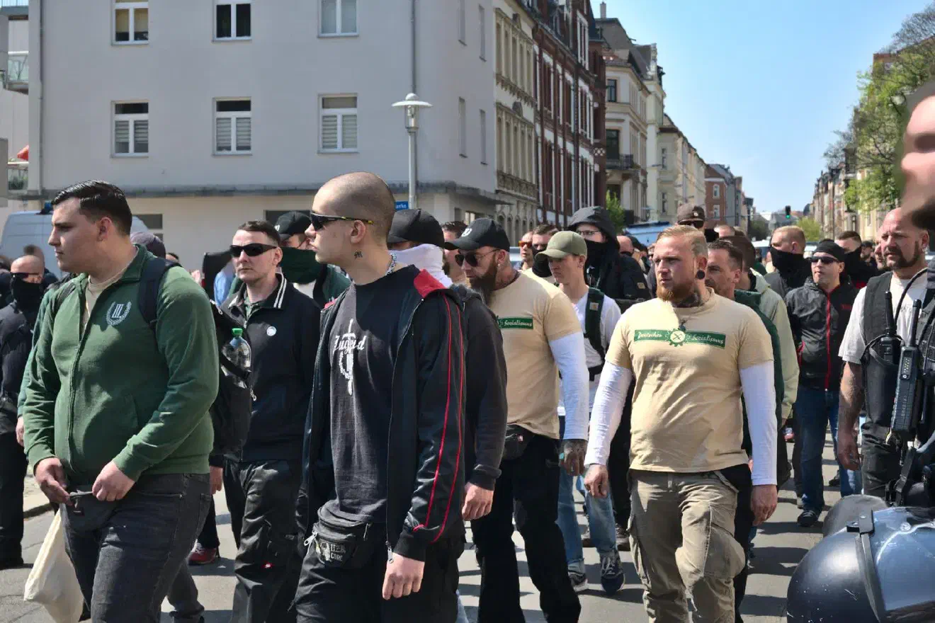 Einige Angreifer auf den Zug tauchten später nicht auf der Veranstaltung auf. Andere Anwesende der Situation wie der stellvertretende Vorsitzende der Partei, Klaus Armstroff, dagegen schon. 
