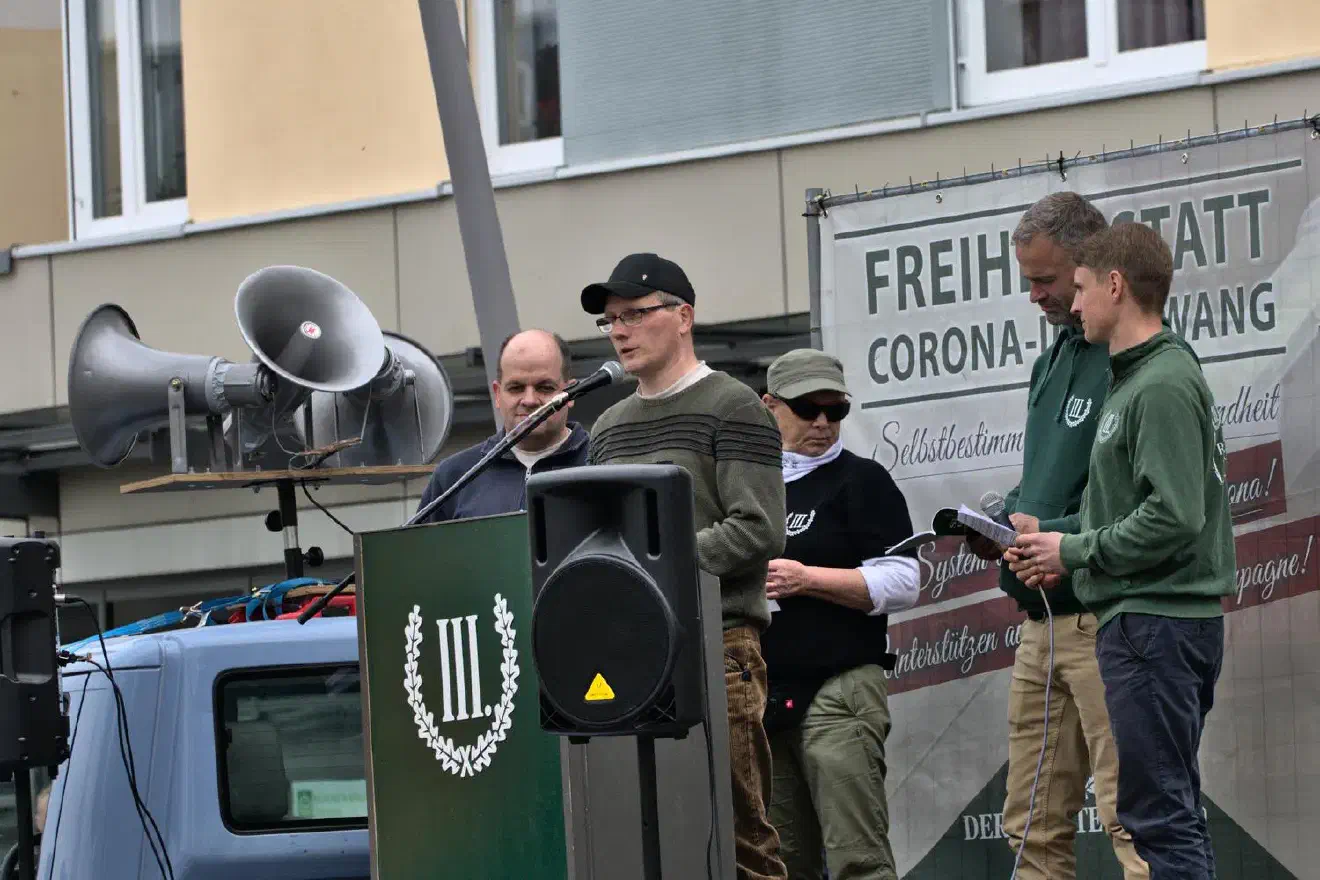 Diese Gruppe, unter anderem bestehend aus René Rodriguez-Teufer, Matthias Herrmann (beide ehemals Aktionsbüro Rhein-Neckar) sowie Lilith Evler, stimmte zum Singen von »deutschem Kulturgut« an.