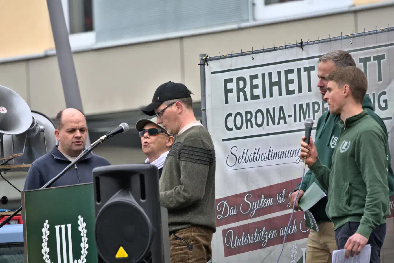Matthias Herrmann (Bildmitte) ist kein Unbekannter und war bereits Mitglied in verschiedenen Neonaziorganisationen. Hermann wurde dabei unter anderem vorgeworfen beim Verlassen der NPD bis zu 30.000€ gestohlen zu haben.