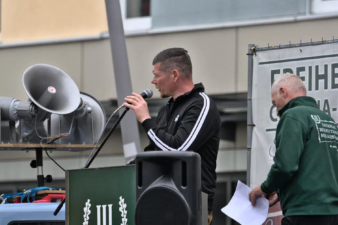 Der III. Weg plante Luftballons in die Luft steigen zu lassen. Hier beschwert sich der Parteivorsitzende Matthias Fischer darüber, dass die Polizei untersagt habe, Karten mit Parteiaufschriften anzuhängen.
