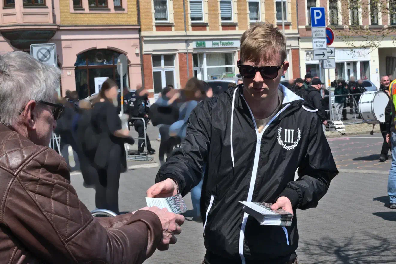 Stefan Schäfer verteilte Flyer an umstehende Passant:innen.