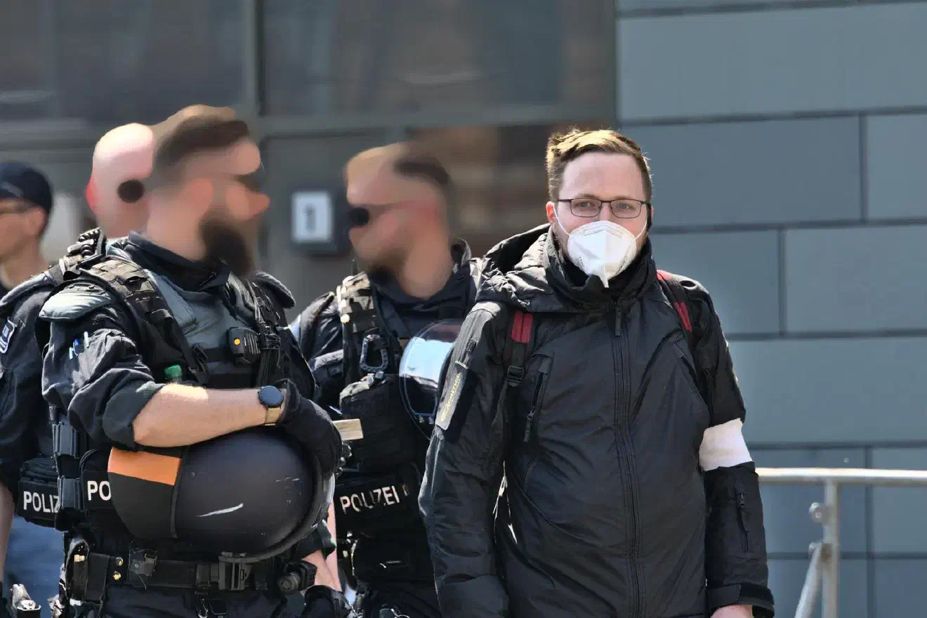 Ein Ordner wurde von der Polizei abgeführt.
