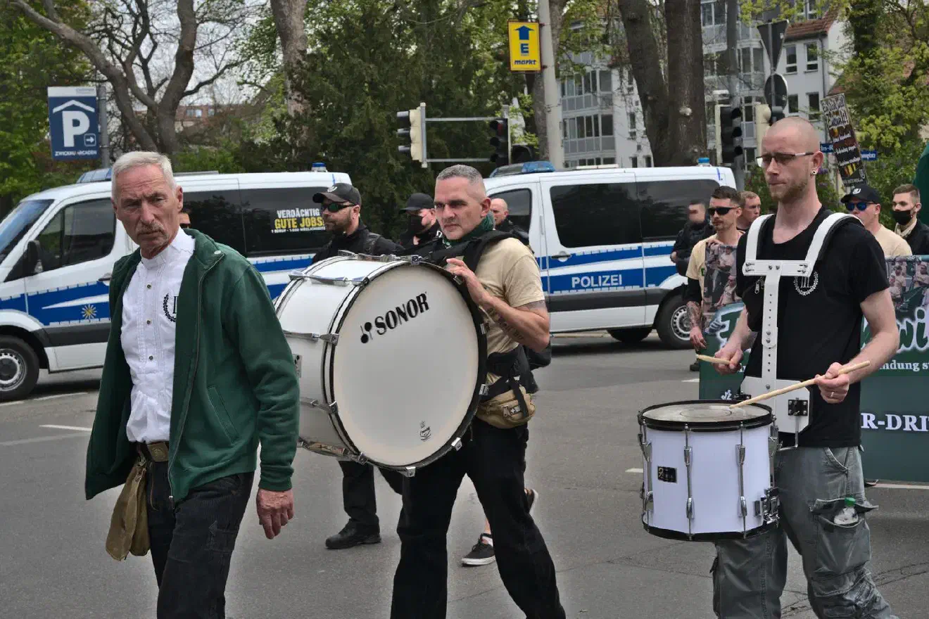 Die Demonstration wurde auch dieses Mal von Klaus Armstroff angeführt, gefolgt von Trommlern.