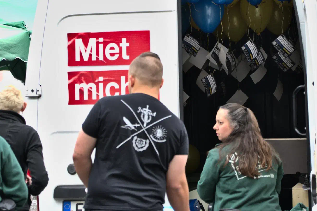 Diese Ballons wurden aufgrund eines Verbots durch die Polizei ohne die daran hängenden Karten an die Demonstrant*innen verteilt.