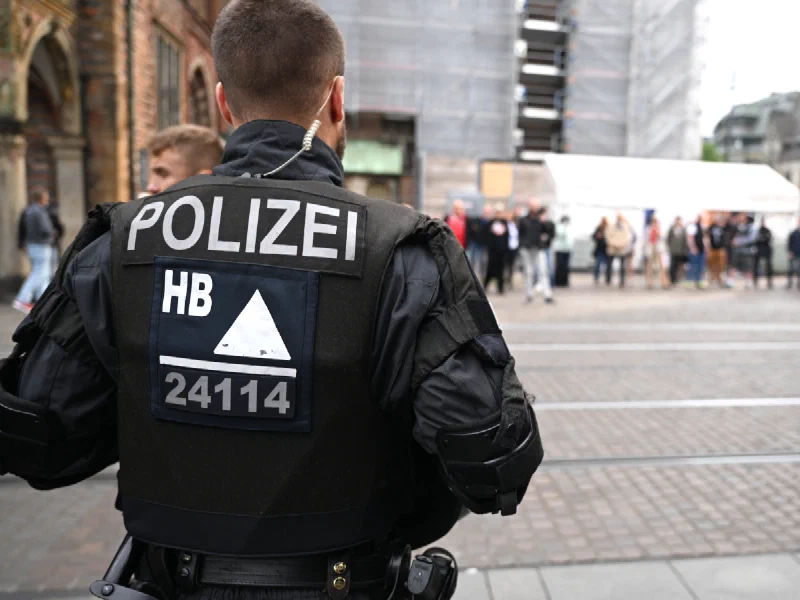 Corona-Leugner*innen protestieren gegen Karl Lauterbach in Bremen