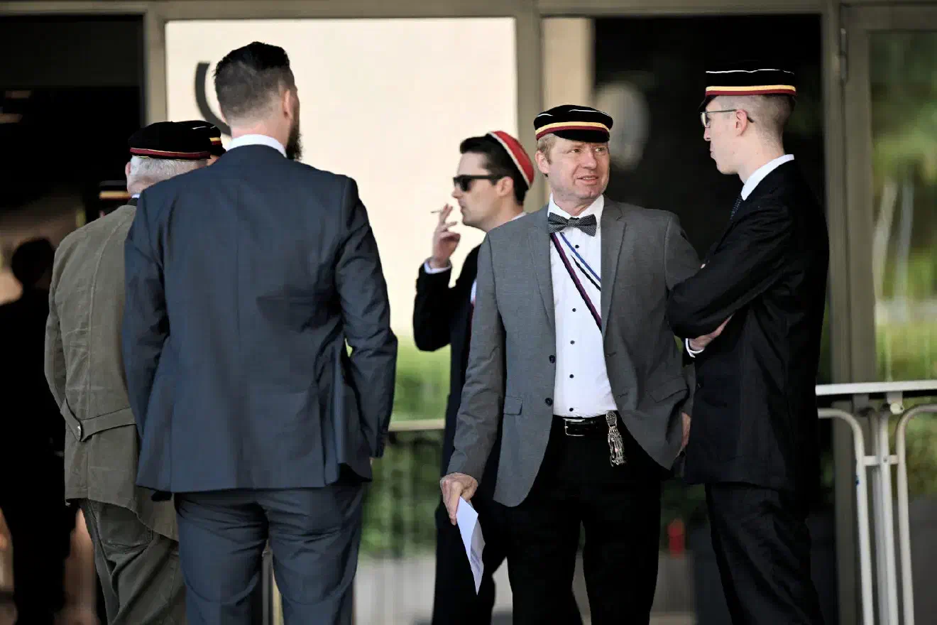 Unter den angereisten Burschenschaftlern befand sich auch der Rechtsanwalt Björn Clemens. Dieser trat in der Vergangenheit sowohl bei neonazistischen Aufmärschen wie dem jährlich stattfindenen "Trauermarsch" organisierter Neonazis in Dresden in Erscheinung, als auch als Rechtsbeistand militanter Neonazis beispielsweise von der Partei "Die Rechte" (DR) oder aus dem Dunstkreis von Combat 18 (C18), einem in der Bundesrepublik inzwischen verbotenen Neonazi-Netzwerk.