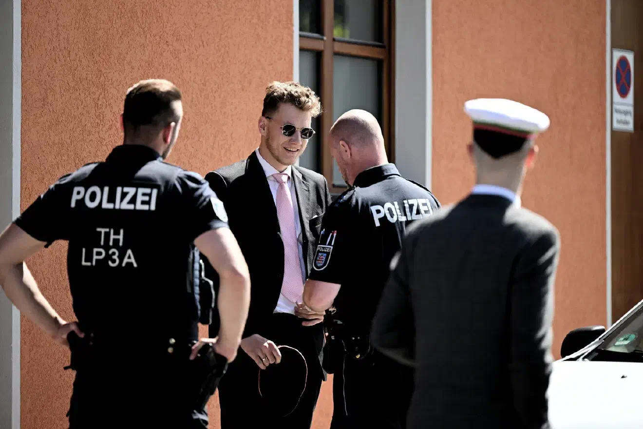 Am Rande des Treffens in Seebach versuchten Burschenschaftler der Danubia München anwesende Pressefotograf*innen zu attackieren. Die Polizei musste einschreiten. 
