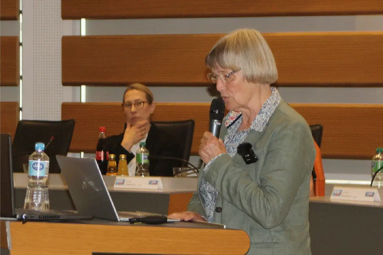 Auch die AfD-Politikerin (MdB) Gerrit Huy trat auf der Veranstaltung mit einem Redebeitrag in Erscheinung. Im Hintergrund befindet sich die ebenfalls als Rednerin aufgetretene AfD-Politikerin Anna Rathert. |Bild: Twitteraccount der Gruppierung „Lukreta“.
