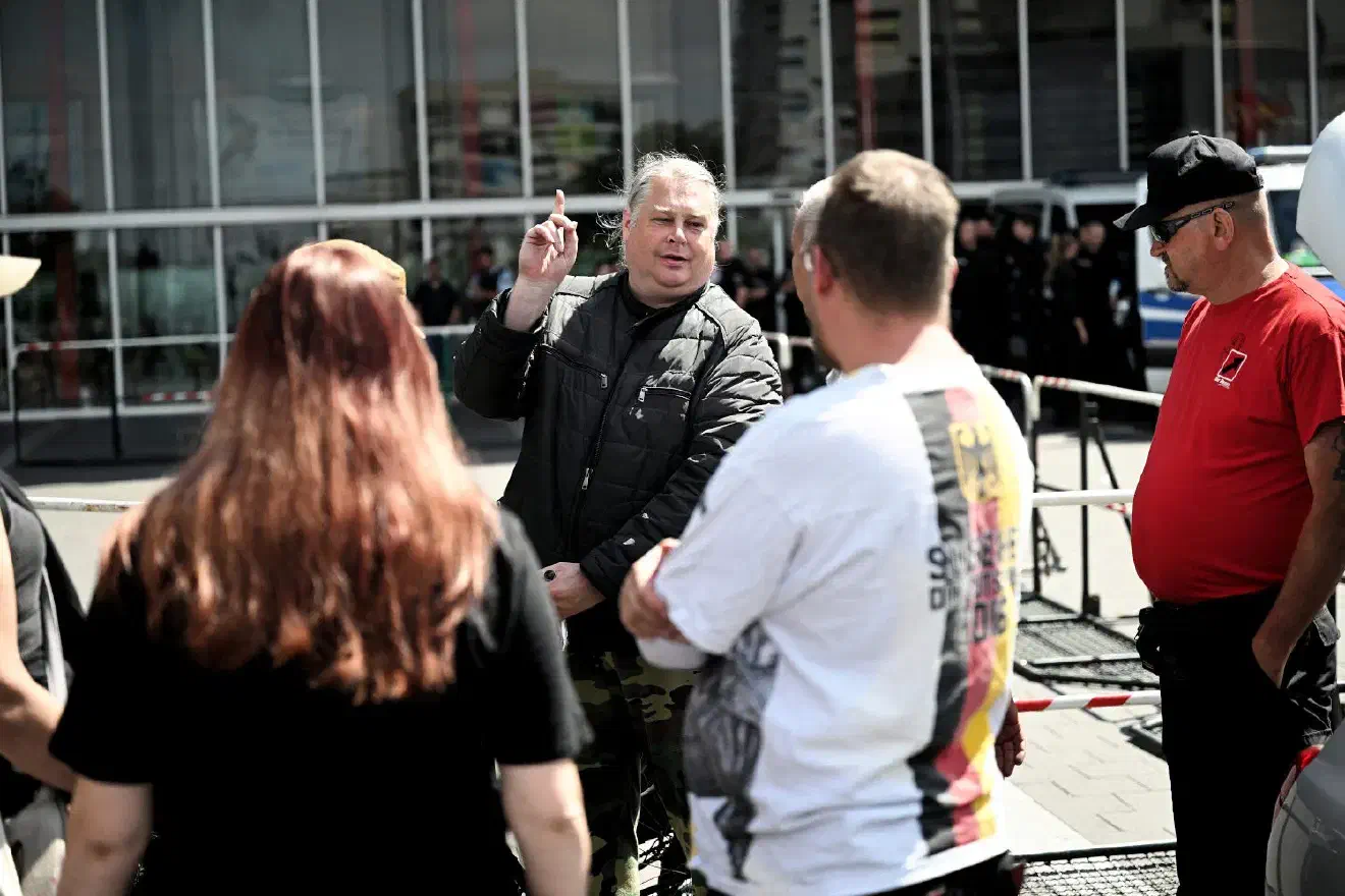Mit Peter Krone (Bildmitte) war auch ein ehemaliges Mitglied der Partei "Die Republikaner" aus Niedersachsen vor Ort. Krone gehörte zuvor zum Kreisverband "Die Republikaner Hannover", nahm aber bereits im Jahr 2019, trotz Unvereinbarkeitsbeschluss an Veranstaltungen der NPD Niedersachsen teil. Diese sei ihm inzwischen allerdings "zu lasch" so Peter Krone. Als Einstand bei der Partei  "Die Rechte" übergab Krone auf dem Bahnhofsvorplatz ein paar Geldscheine als "Parteispende" an den DR-Bundesvorsitzenden Worch.  