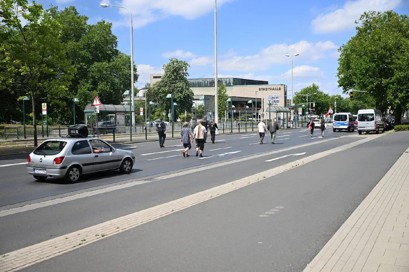  Der Demonstration wurde trotz der Anzahl von lediglich acht Personen die Nutzung der Straße überlassen - inklusive weiträumiger Sperrung des Straßenverkehrs.