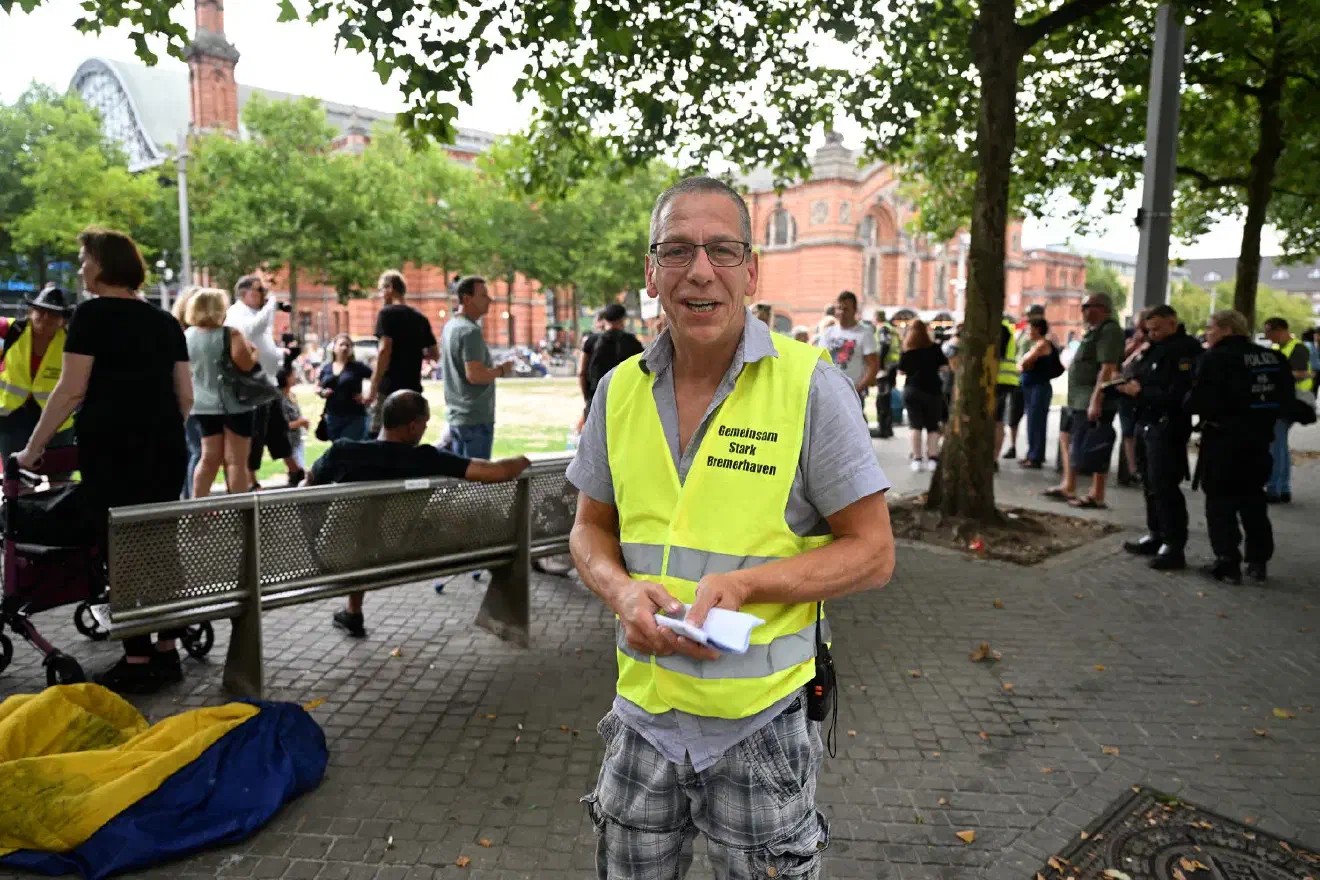 Als verantwortlicher Organisator trat Robert Brönhorst (Bild) in Erscheinung. Brönhorst veranstaltete in den letzten Monaten immer wieder ähnliche Veranstaltungen in Bremerhaven und gehört zu den Führungspersonen von " Gemeinsam Stark Bremerhaven ".