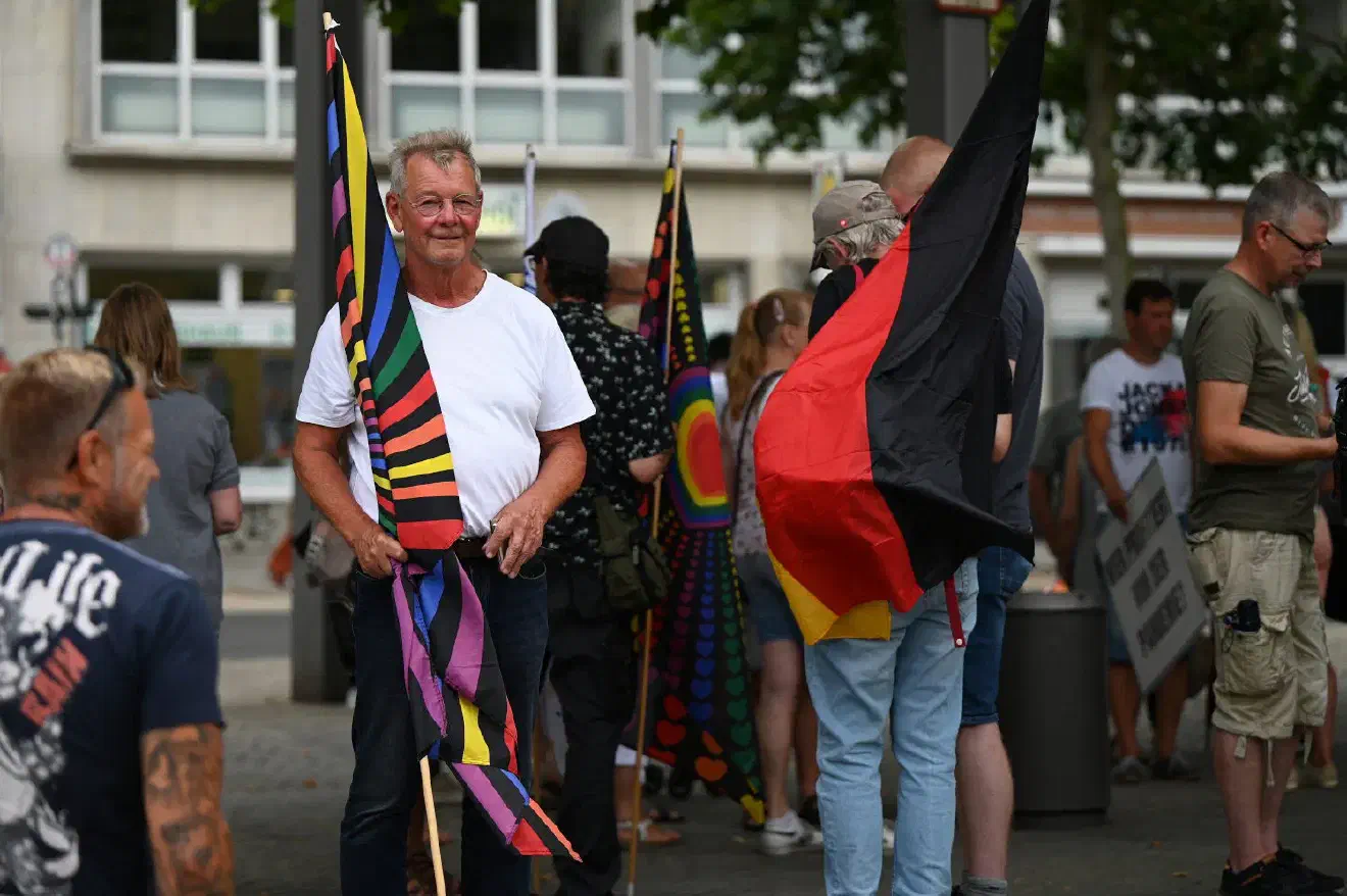 Insgesamt kamen etwa 150 Teilnehmer:innen zusammen, wobei die Zahlen stark schwankten. Immer wieder verließen Personen die Versammlung.