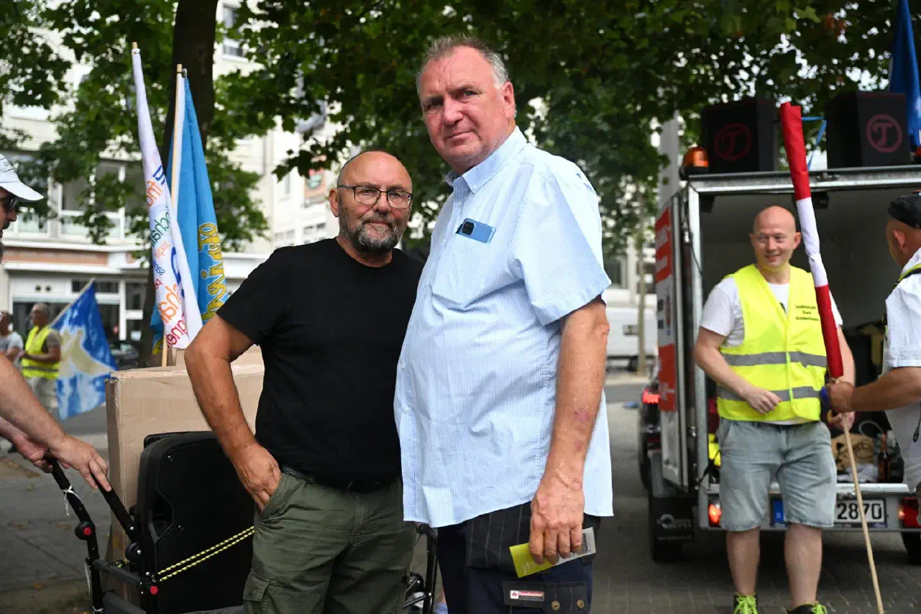 Vor Ort waren auch die Bremer AfD-Abgeordneten Frank Magnitz (rechts) und Heiner Löhmann (noch weiter rechts).