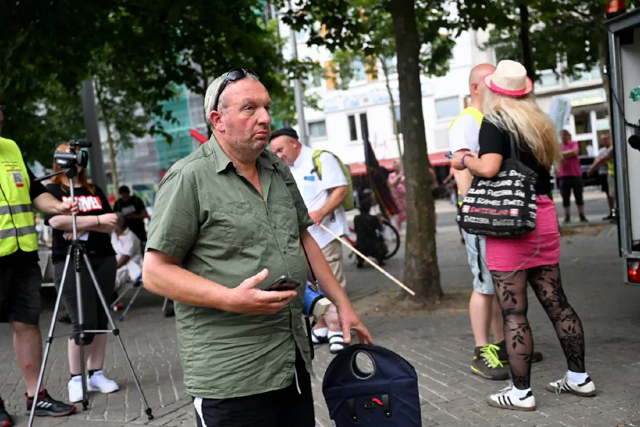 Auch bekannte Protagonisten der Reichsbürger:innen-Szene waren vor Ort und stellten ihre "Expertise" zur Verfügung.