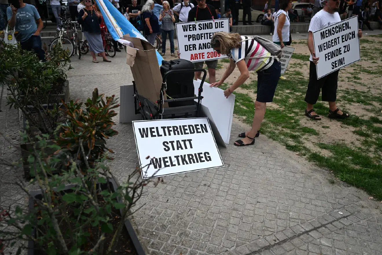 Die Teilnehmenden durften sich an einem Fundus an Protestschildern bedienen, die von Querdenken Oldenburg bereitgestellt wurden.