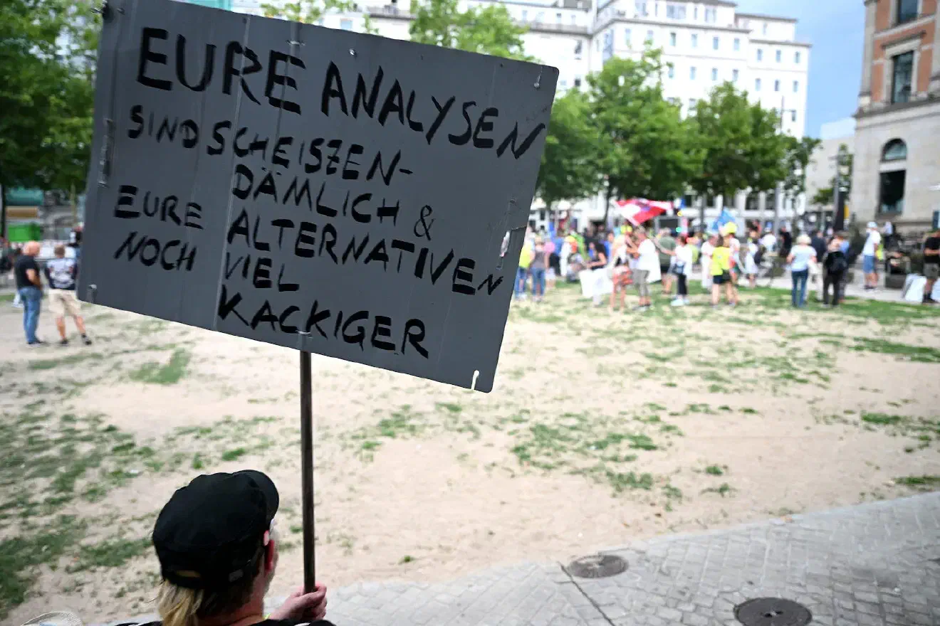 Die Veranstaltung wurde von Gegenprotesten begleitet, die sich in Sichtweite positionierten.