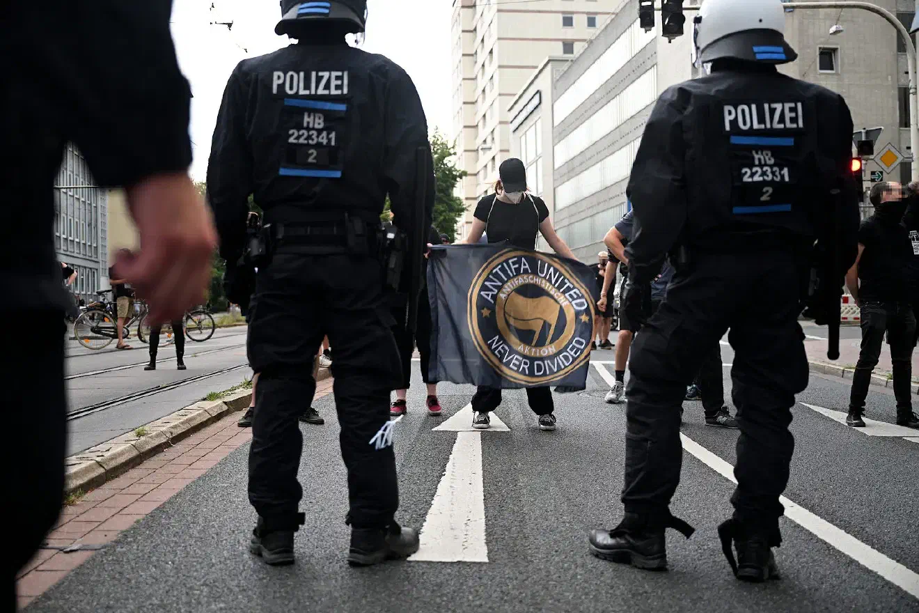Die angedachte Demonstrationsroute konnte nicht durchgeführt werden. Er wurde nach einigen Hundert Metern von Gegendemonstrant:innen gestoppt, die sich der Demonstration in den Weg stellten.