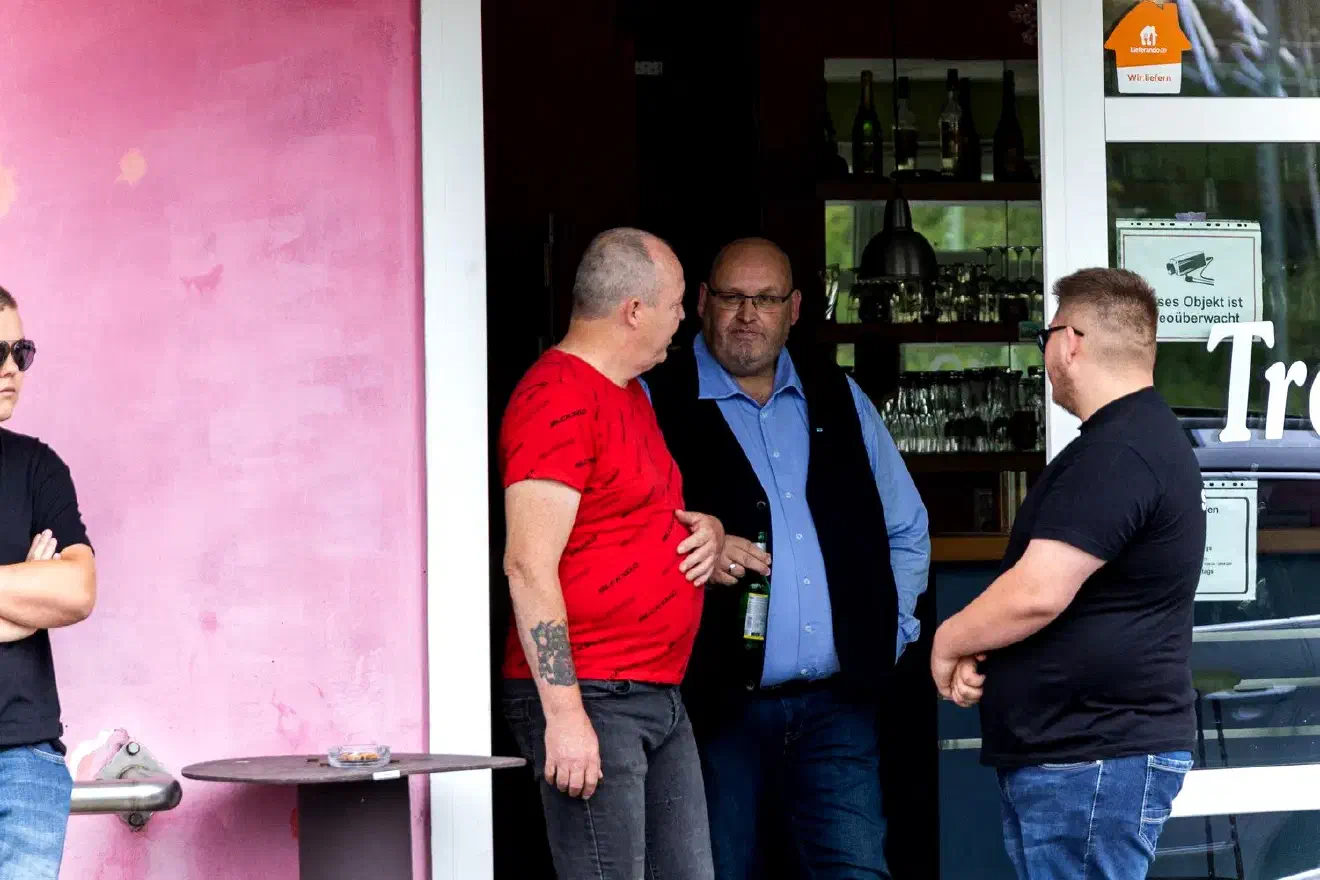 Vom AfD Kreisverband Friesland war nur Frank Appeldorn (Bildmitte) anwesend, der Rest verweigerte die Teilnahme an der Veranstaltung.
