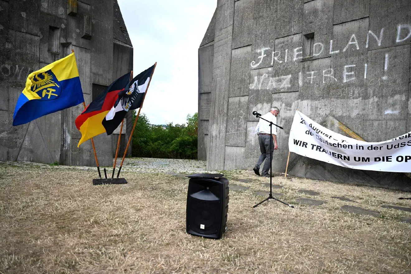Das aus vier 28m-hohen Betonstelen bestehende Denkmal wurde 1966 für die deutschen "Heimatvertriebenen" und "Heimkehrer" errichtet.
