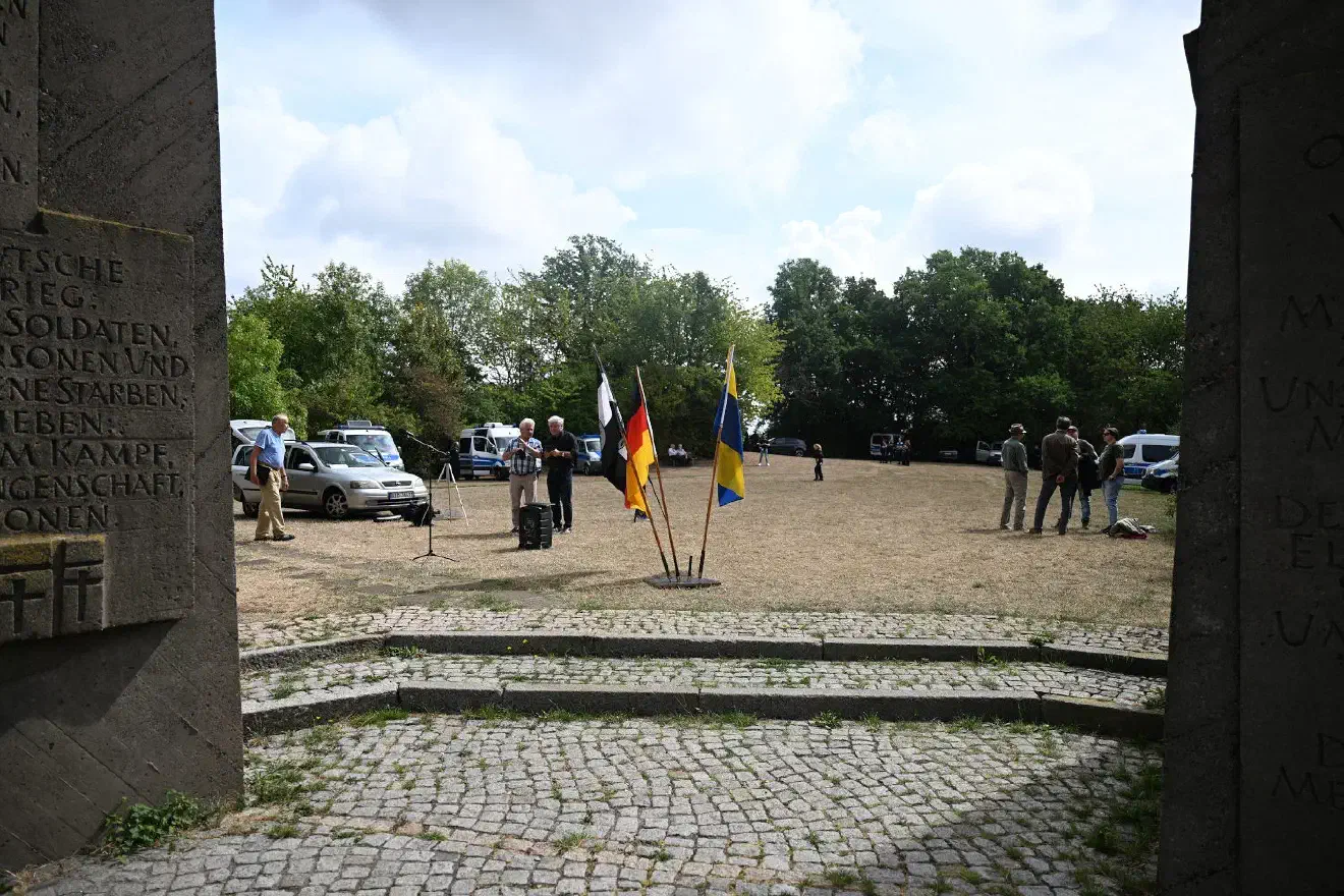 Die Veranstaltung wurde durch ein Polizeiaufgebot geschützt, laute Gegenproteste begleiteten sie in Hörweite.