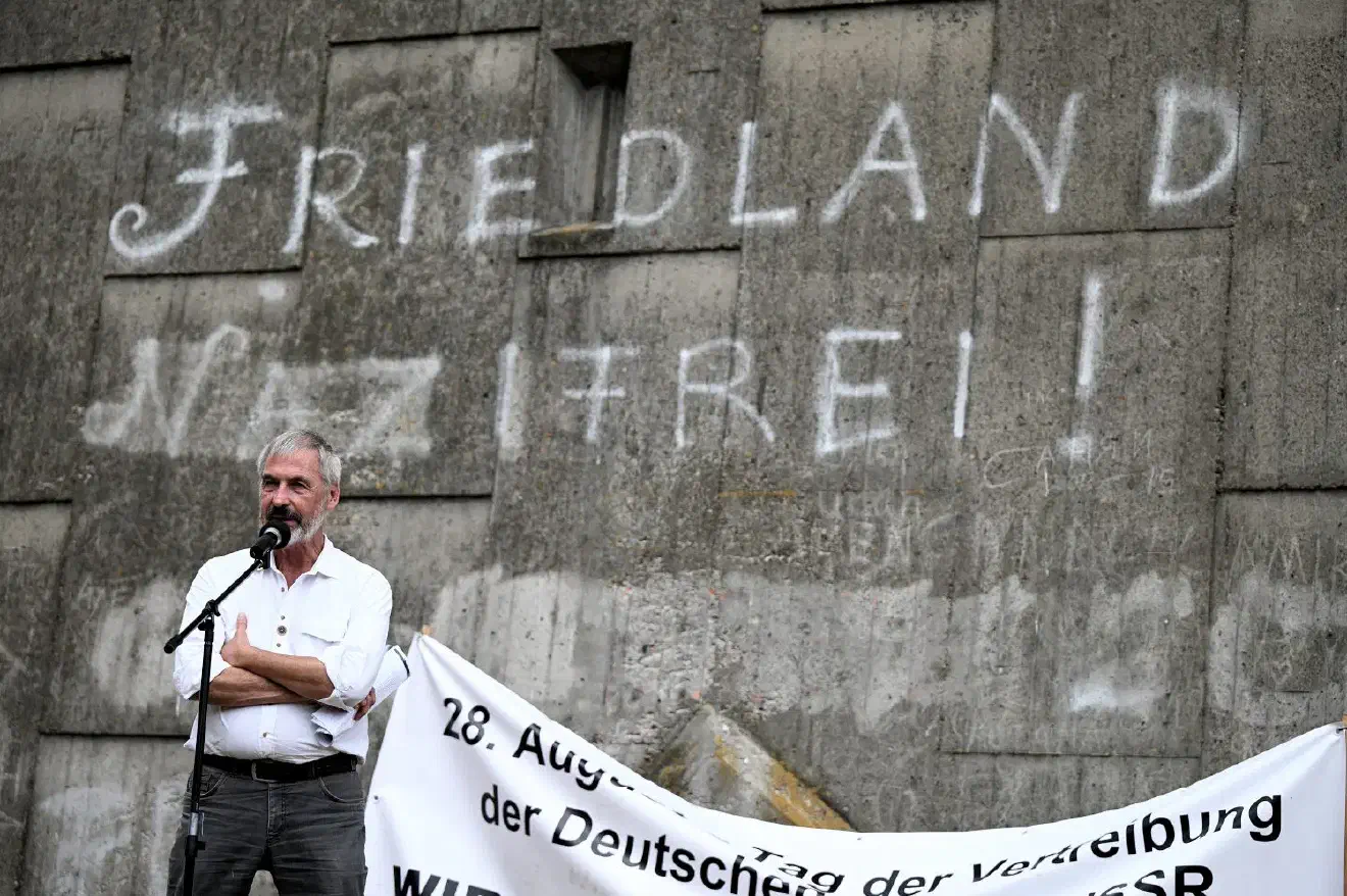 Gegendemonstrant:innen sorgten im Vorfeld dafür, dass auch ihre Position auf der Veranstaltung sichtbar war.
