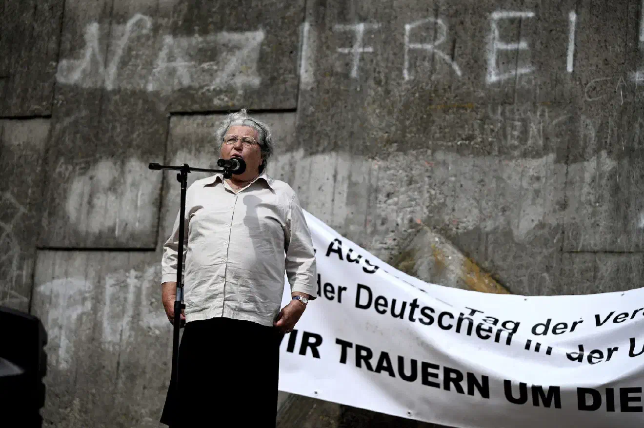 Als zweite Rednerin trat die langjährige Neonazi-Aktivistin und NPD-Politikerin Edda Schmidt ans Mikrofon. Schmidt war auch in der verbotenen Wiking-Jugend aktiv und trat in den letzten Jahren immer wieder bei verschiedensten Veranstaltungen in Erscheinung.