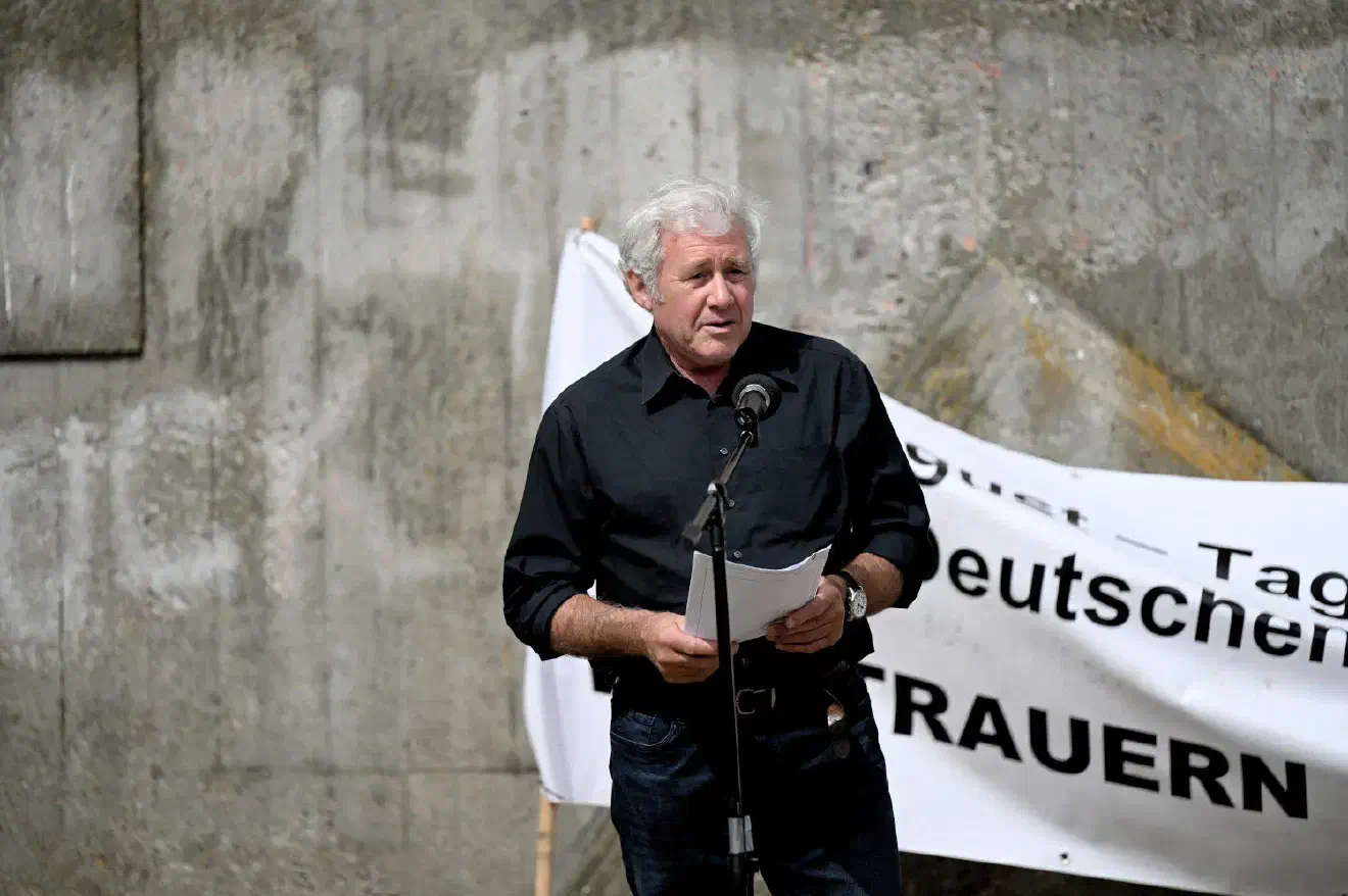 Als dritter Redner trat Johann Thießen ans Mikrofon. Bei ihm handelt es sich um einen ehemaligen NPD-Kandidaten und aktuellen Bundesvorsitzenden des Arminius-Bundes. Der Bund übernimmt in seinem Programm unter anderem wortwörtlich Passagen aus dem 25-Punkte-Programm der NSDAP.