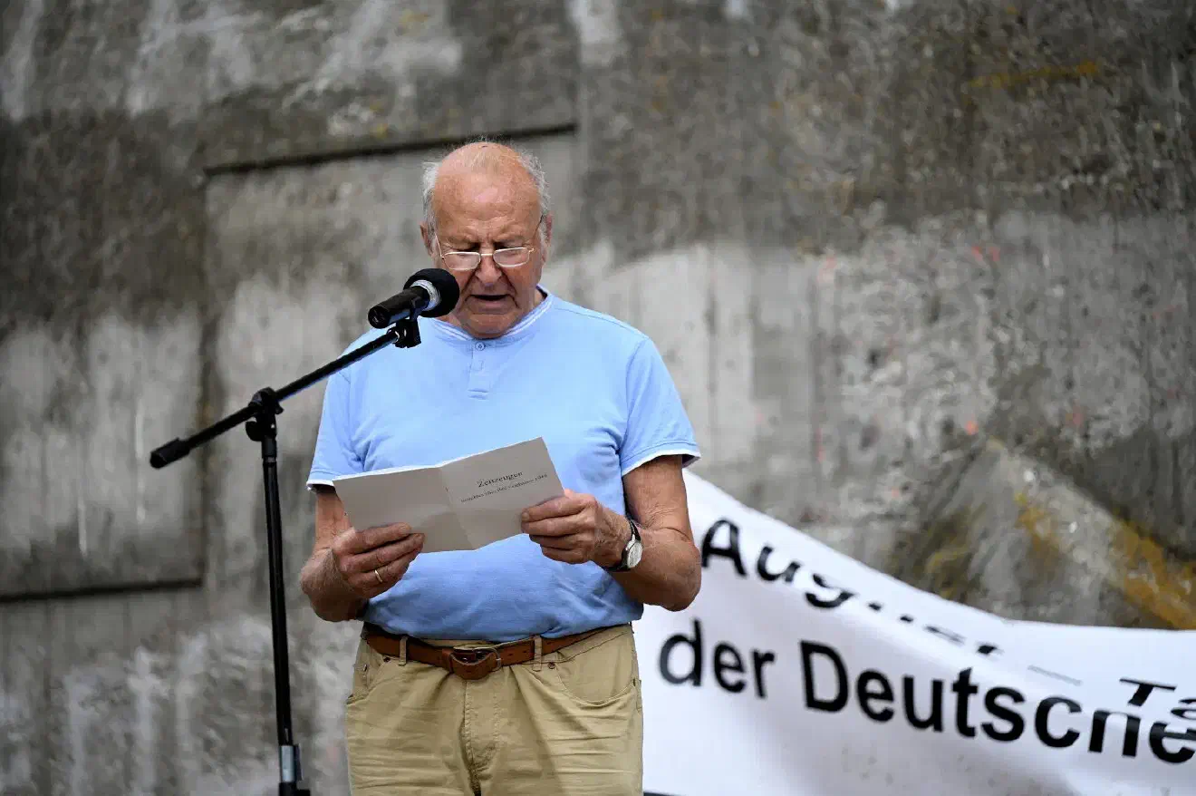 Er wird dem Umfeld von Holocaustleugner:innen um Ursula Haverbeck zugerechnet.