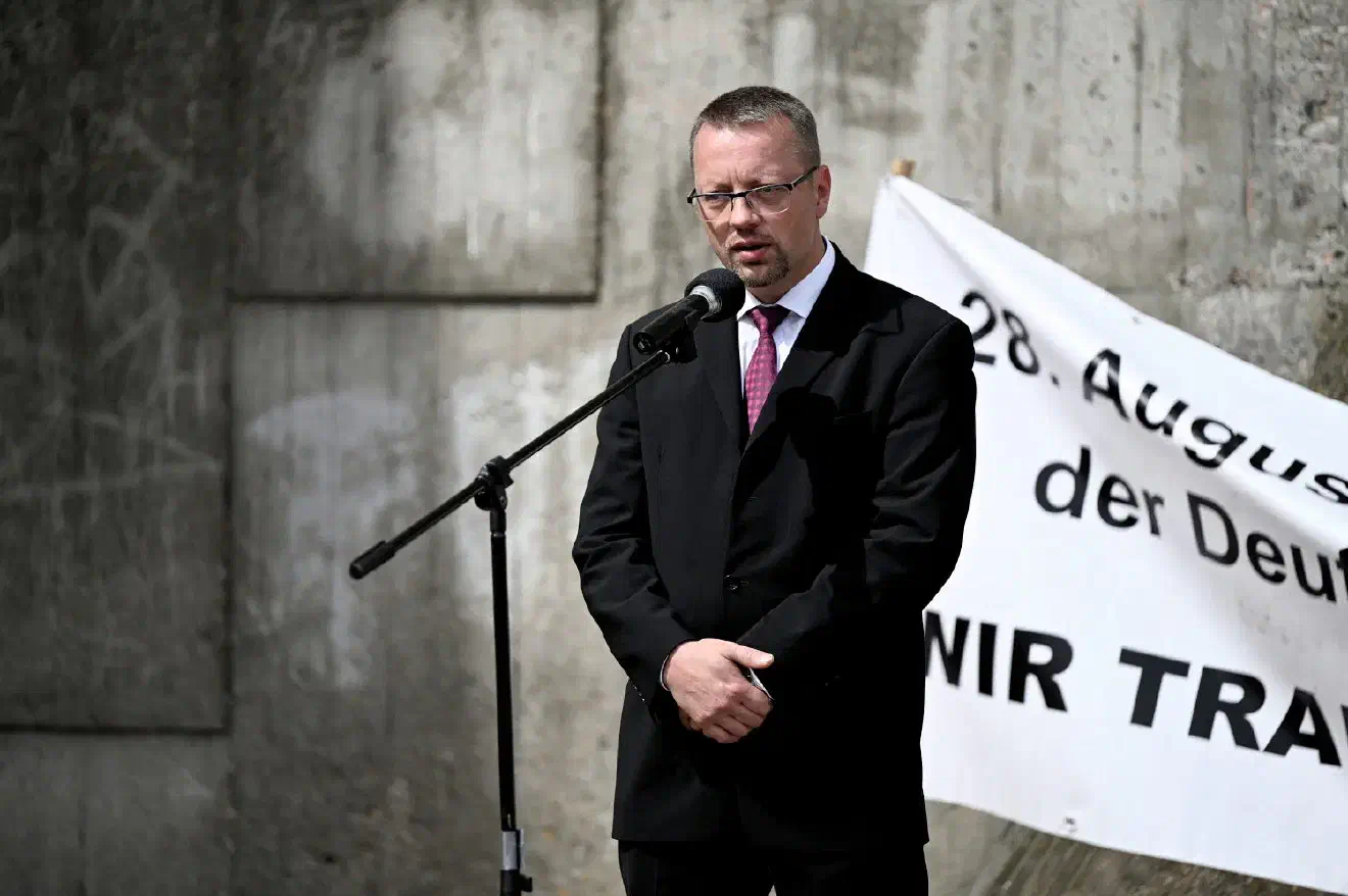 Als letzter Redner ergriff Denis Pauli das Mikrofon. Pauli versuchte, den Blick auf aktuelle Geschehnisse wie den Ukraine-Krieg zu lenken, was von den Zuhörer:innen mit Widerspruch quittiert wurde.