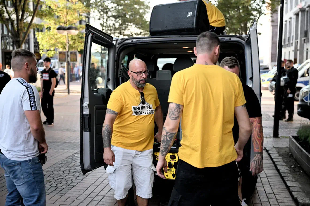 Die Veranstaltung stand im Zusammenhang mit dem Verbot der neonazistischen Kameradschaft "Nationaler Widerstand Dortmund" (NWDO) - die vor zehn Jahren verboten wurde.
