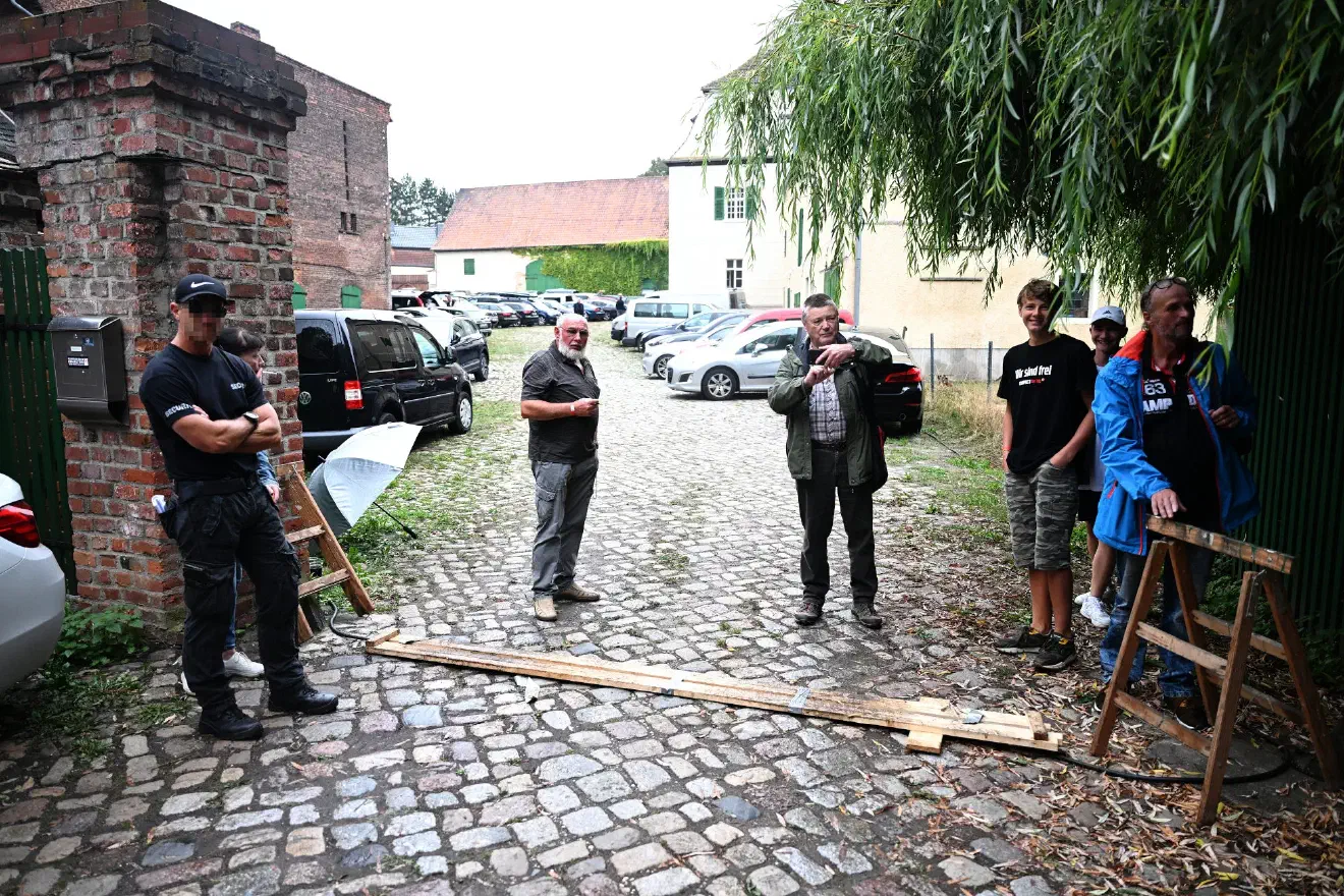 Teilnehmende von NPD, AfD, Freie Sachsen, Identitärer Bewegung (IB), diverser rechtsextremer Splitterparteien und der verschwörungsideologischen Szene gaben sich dort unter der Schirmherrschaft des Compact-Magazins die Klinke in die Hand.