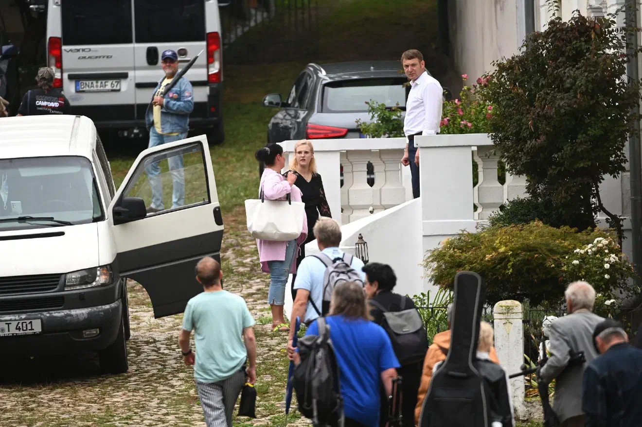 Die Veranstaltung fand auf einem ehemaligen Rittergut in der tausend Seelen Gemeinde Stößen im Burgenlandkreis statt. Besitzer des Anwesens ist André Poggenburg (Bild: weißes Hemd), der bis zu seinem Rücktritt Fraktionsvorsitzender der AfD im Landtag von Sachsen-Anhalt war. 