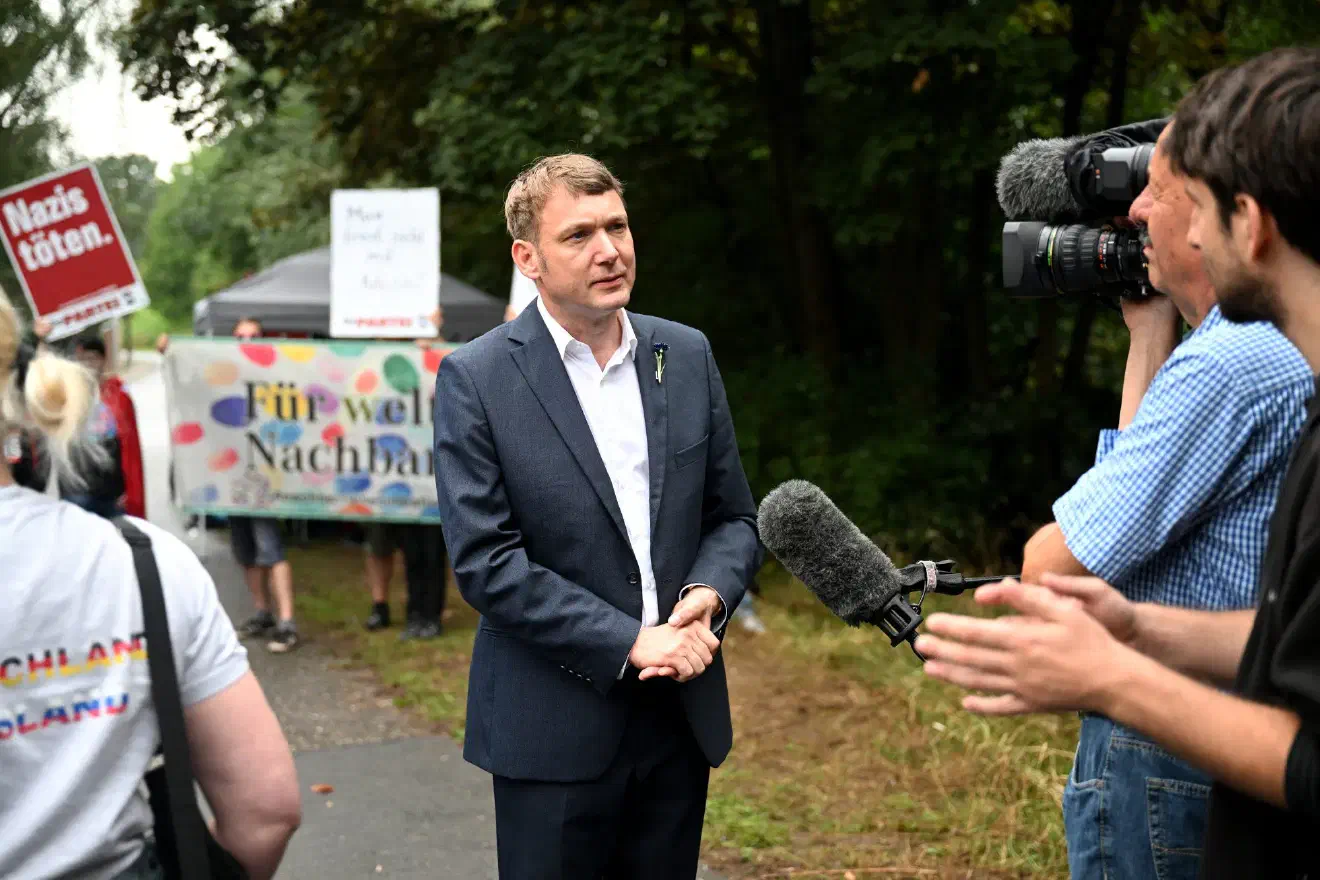 Bei einem Redner handelte es sich um den eingangs erwähnten André Poggenburg, in dessen neuer Partei " Aufbruch deutscher Patrioten - Mitteldeutschland " (ADPM) sich ebenfalls zahlreiche Neonazis wiederfinden. Nachdem Poggenburg zwei Abmahnungen seitens des AfD-Vorstands bekam und ihm wegen wiederholter verbaler Entgleisungen das Vertrauen entzogen wurde, plante der Bundesvorstand ihn für zwei Jahre von allen Parteiämtern auszuschließen. Er kam dem zuvor, trat aus der AfD aus und gründete die ADPM. 