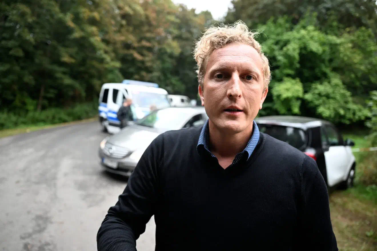 Anstatt das Veranstaltungsgelände ob seiner Verspätung zügig zu betreten, geriet Lenz in weiteren zeitlichen Verzug, indem er anwesende Journalist:innen bedrängte. 