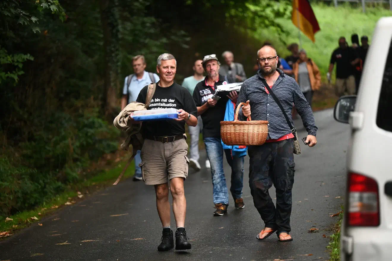 Ein weiterer Gast, der im Gegensatz zu Lenz mehrfach die Aufmerksamkeit der angereisten Teilnehmenden genießen durfte, war der neonazistische Liedermacher Frank Rennicke (links). Der als NPD-Liedermacher bekannte und dem völkischen Spektrum zugehörige Rennicke wurde von den Anwesenden im Festzelt euphorisch begrüßt.
