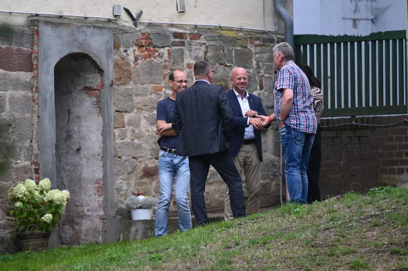Kalbitz, der gegen seinen Ausschluss aus der AfD erfolglos Rechtsmittel einlegte, nutzte die Veranstaltung augenscheinlich für Netzwerkarbeit. So war er mit verschiedenen führenden Vertreter:innen der extremen Rechten ins Gespräch vertieft.
