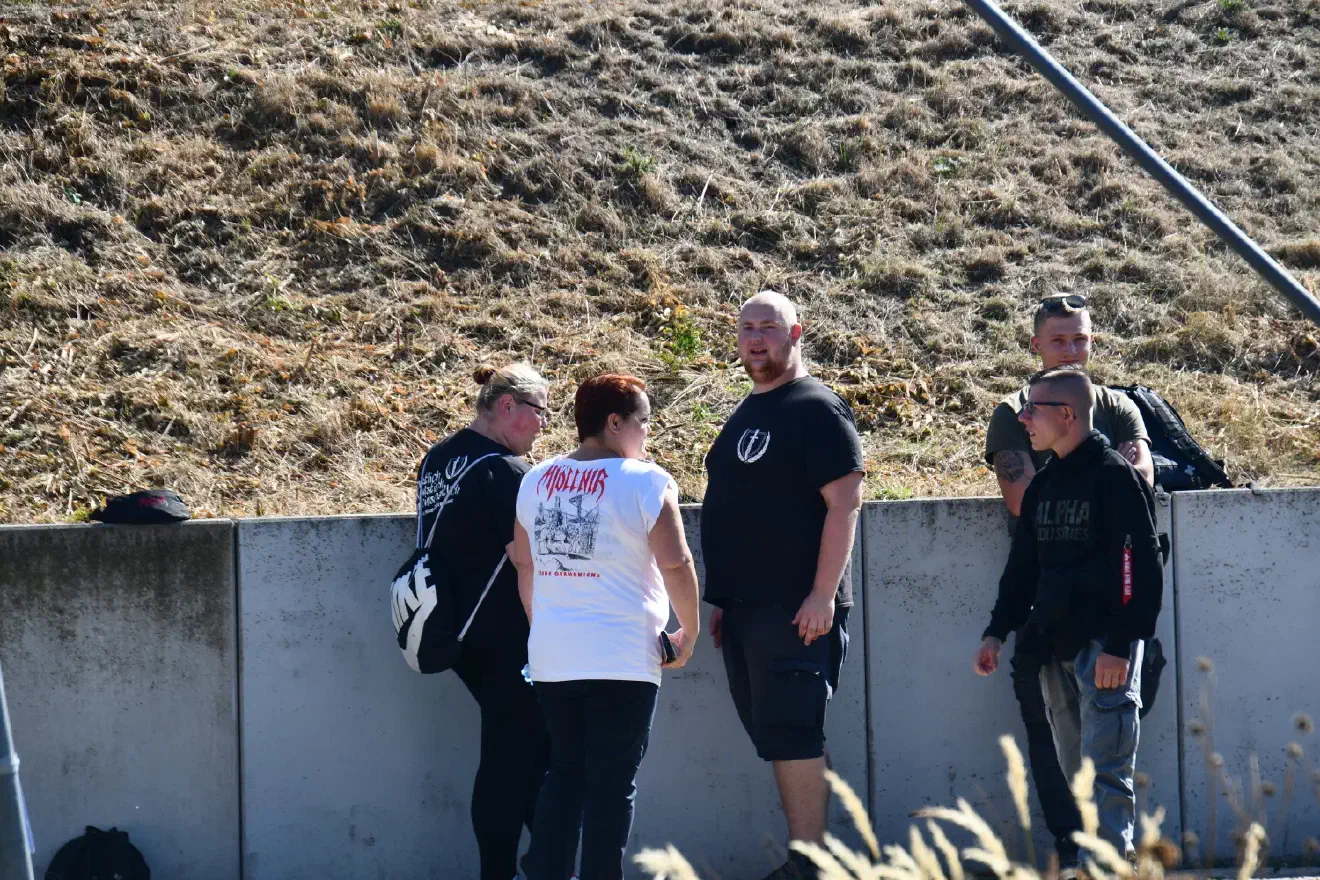 Dabei kam es immer wieder zu Auseinandersetzungen mit Anwohner:innen und Gegendemonstrant:innen, auf deren Widerspruch die Teilnehmer:innen aggressiv reagierten. Die NSP-Führungsriege hatte im Vorfeld die Anweisung herausgegeben, auf Widerspruch mit Parolen zu antworten. Dem wurde nur zeitweilig Folge geleistet.