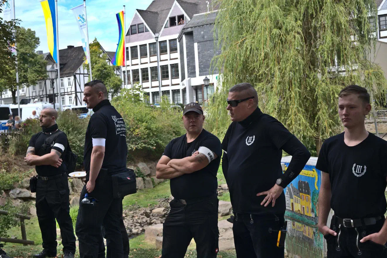 Die geplante Demoroute musste sich der III. Weg mit einer größeren Gegendemonstration teilen, zu der ein Bündnis in der Kleinstadt Hilchenbach aufgerufen hat.