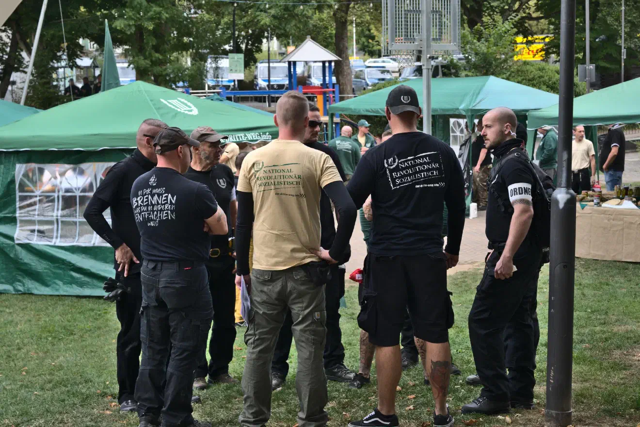 Die Gegendemonstration zog an der Gerichtswiese vorbei, auf dem die Veranstaltung des III. Wegs stattfand.
