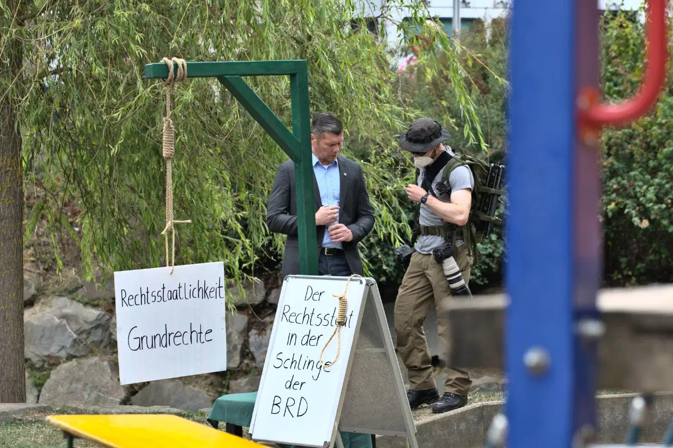 Der Galgen soll laut Julian Bender den Stadtrat der Stadt Hilchenbach symbolisieren. Den Galgen nutzten sie einen Tag zuvor, um vor dem Rathaus zu demonstrieren.
