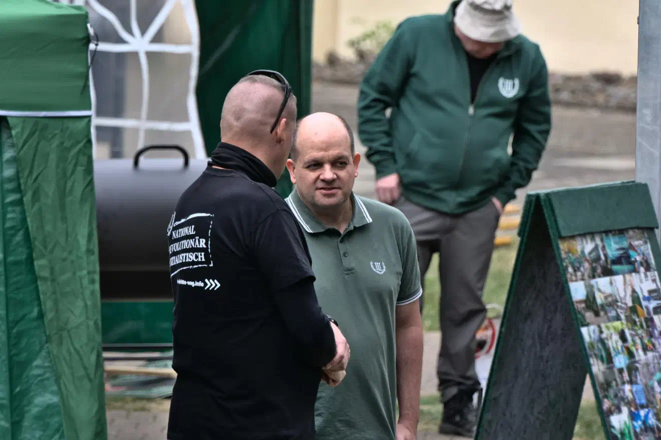 Die Person im grünen Poloshirt ist René Rodriguez-Teufer. Vor dem III. Weg war er Kandidat der NPD zu Bundestags- und Landtagswahlen.
