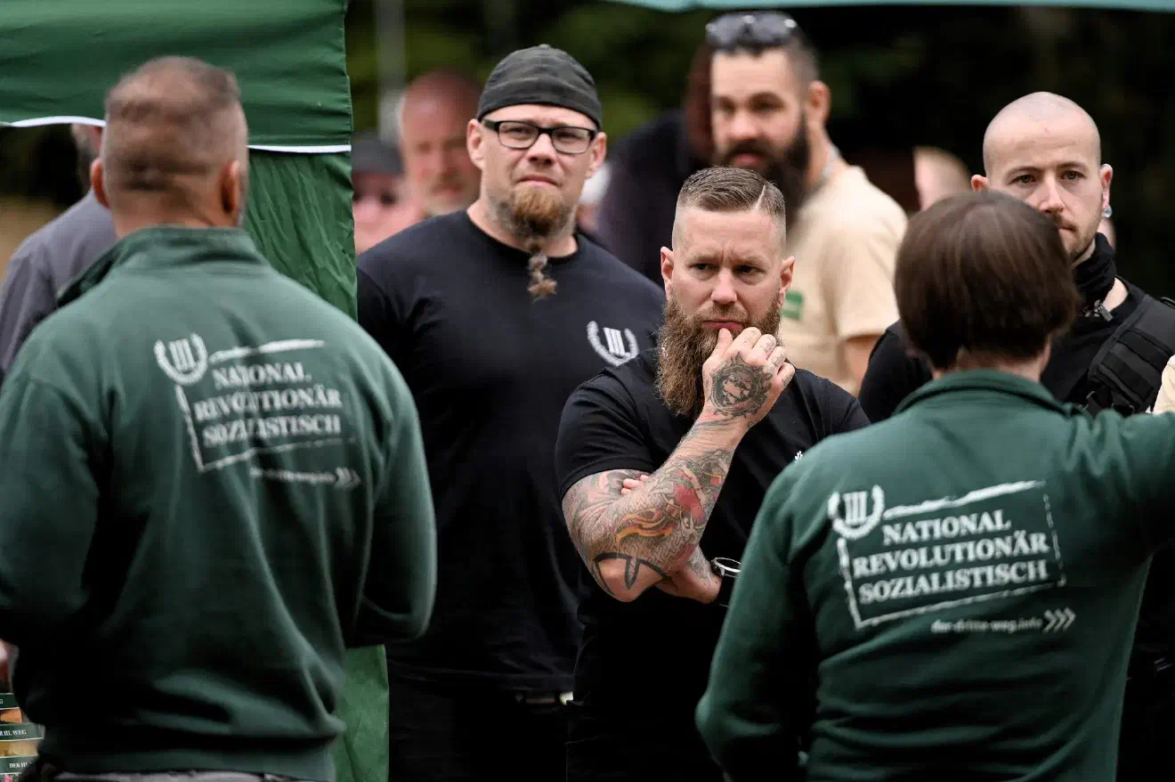 Auf dem Tattoo von Sebastian Glaser können im Linienmuster im Hintergrund Hakenkreuze erkannt werden.