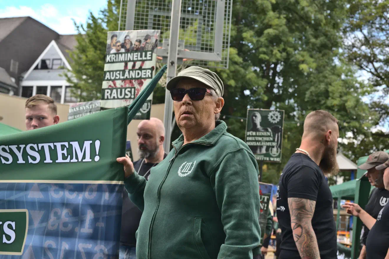 Rechts am Transparent ist Lilith Evler aus Berlin.