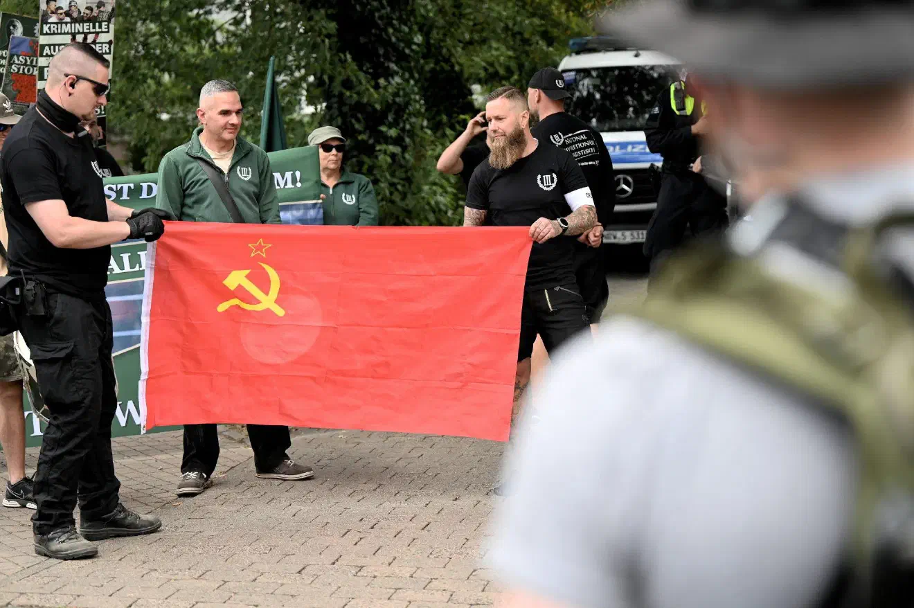 Als Auftakt zur Demonstration wurde eine Sowietflagge zerrissen.