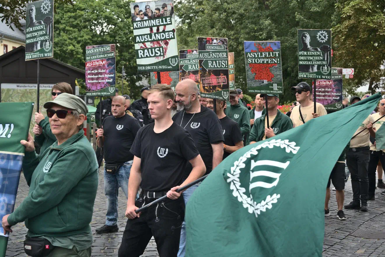 Die Demonstration lief etwa 100m, ehe sie von der Polizei gestoppt wurde, da das Trommeln zum Marschieren geeignet war und damit gegen die Auflagen verstoßen hat.