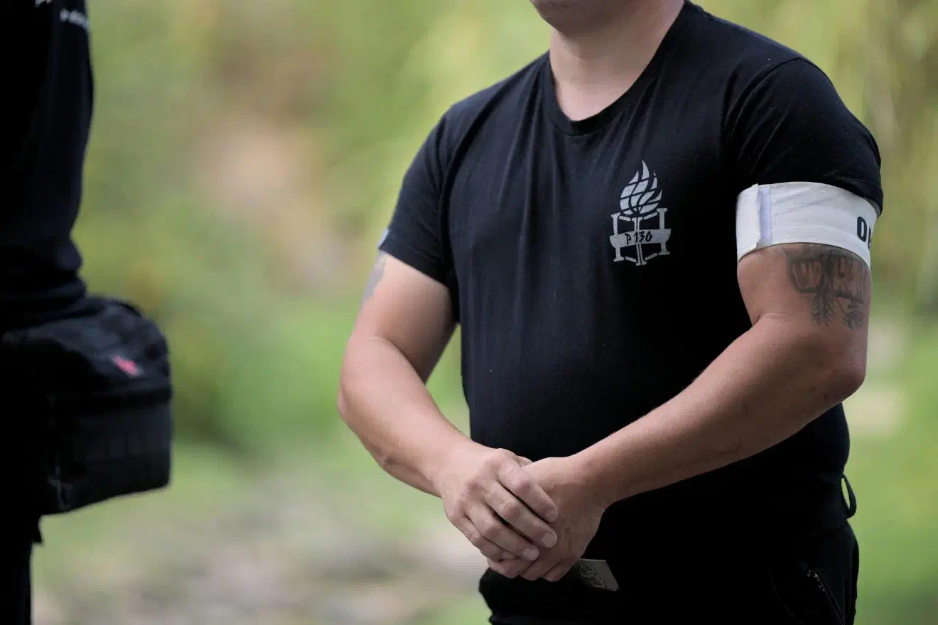 Das P130, welches auf dem T-Shirt zu sehen ist, ist eine Bezeichnung für das Gebäude der Partei in Plauen, welches in der Pausaer Straße 130 ist.
