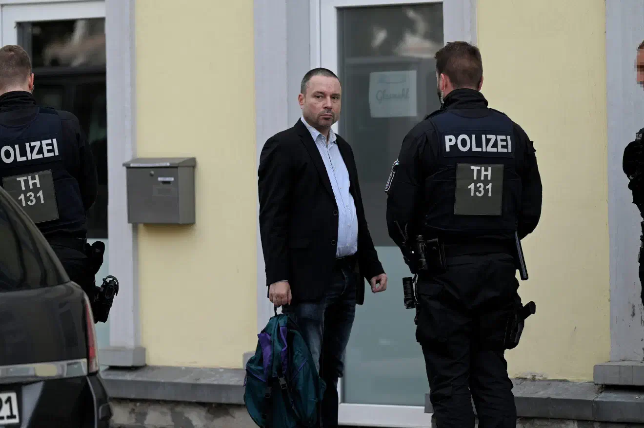 Zur Diskussionsrunde um Mandic gehörte auch Arne Schimmer. Schimmer, der sich bei der NPD mit wirtschaftspolitischen Themen beschäftigt, veröffentlicht anonym für den Antaios-Verlag des neurechten Vordenkers Götz Kubitschek und sein "Institut für Staatspolitik" (IfS).