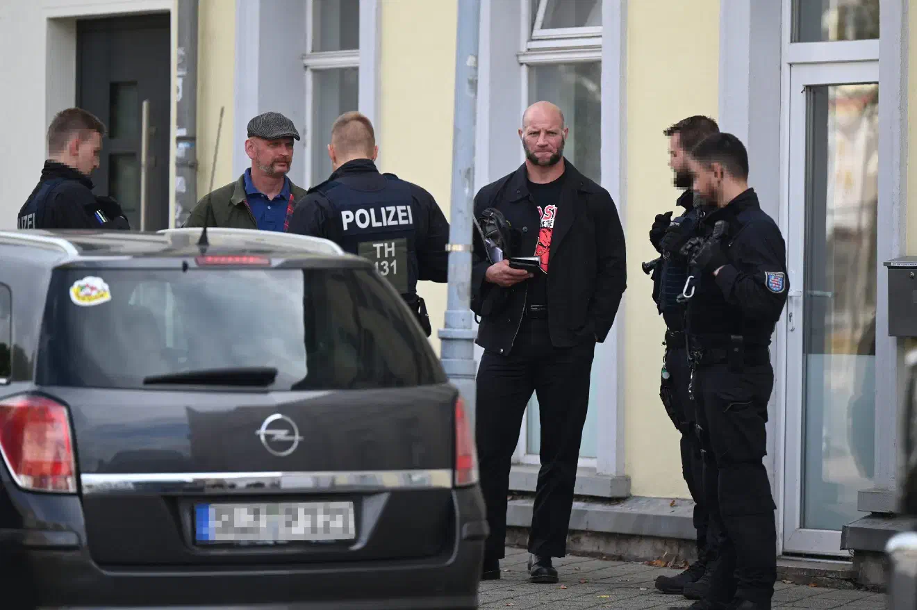 Sattelbergs Begleiter Sebastian Reiche (rechts) ist als Hooligan und Türsteher bekannt und wird dem in Deutschland verbotenen Netzwerk von Blood&Honour zugerechnet.
